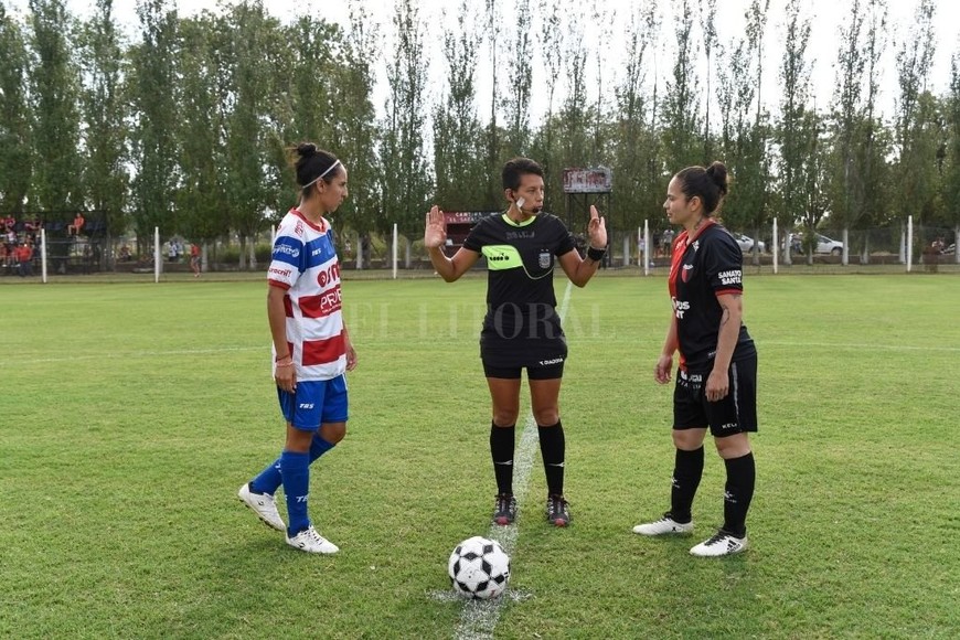 ELLITORAL_375220 |  Guillermo Vogt En el ámbito liguista, las chicas ya pudieron disfrutar de su clásico antes del parate y fue victoria rojiblanca.