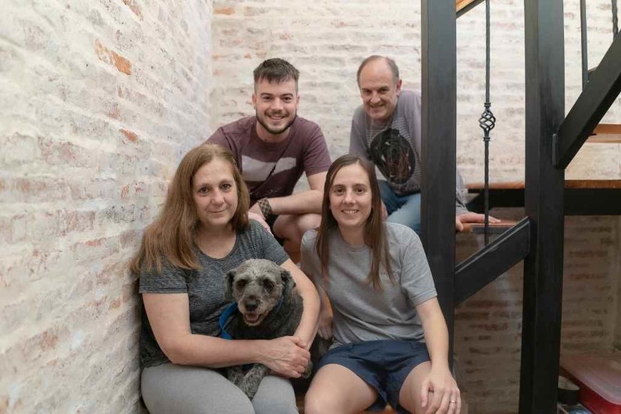 ELLITORAL_329434 |  Gentileza Imanol Sánchez En casa. Los Sánchez en su hogar por la cuarentena: arriba, Imanol y Daniel; abajo, Silvina y Eliana; en el medio Kira su mascota compañera.