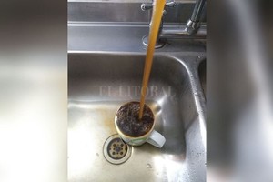 ELLITORAL_279712 |  Gentileza ¿Café? No, así sale el agua de la canilla.