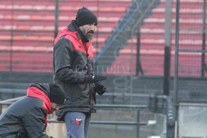 Archivo Frío pero con ganas. El entrenador Eduardo Domínguez se  encierra  en su propia burbuja: no quiere rivales para jugar amistosos y prefiere enfrentar a los chicos de la reserva sabalera. Ya lo había hecho de la misma manera en la pretemporada anterior