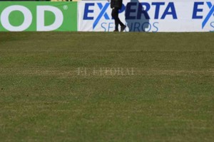 ELLITORAL_395541 |  Mauricio Garín Así está hoy el césped del Cementerio de los Elefantes, muy lejos de esos tiempos donde  todos elogiaban el verde de la alfombra de Colón . Ahora, con Vignatti a la cabeza, empieza el plan de  recuperación  en el Brigadier López.