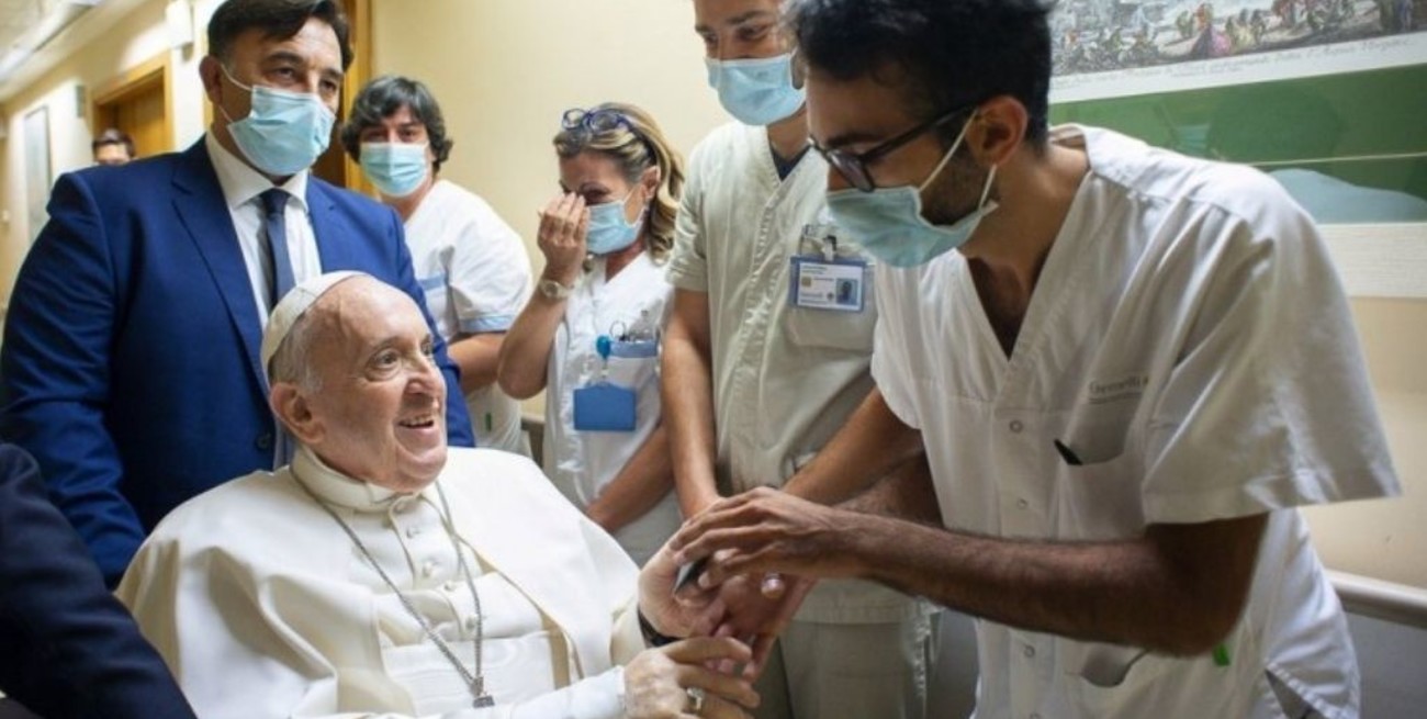 El papa Francisco: "Un enfermero me salvó la vida"