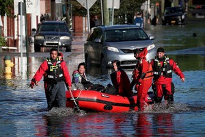 Reuters Los socorristas llevan a los residentes en un bote luego de las inundaciones en Mamaroneck, Nueva York Los socorristas llevan a los residentes locales en un bote mientras realizan rescates de personas atrapadas por las inundaciones después de que los restos de la tormenta tropical Ida trajeron lluvias torrenciales, inundaciones repentinas y tornados a partes del noreste en Mamaroneck, Nueva York , EE. UU., 2 de septiembre de 2021