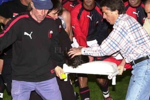 ELLITORAL_383336 |  Archivo Un momento plagado de incertidumbre y de dramatismo, fue el que se vivió aquél 25 de agosto de 2001, cuando Colón reinauguró su estadio en un partido ante Nueva Chicago por el torneo Apertura de ese año. Migliónico cayó desplomado luego de un golpe con Velásquez, arquero del equipo de Mataderos. El silencio en el estadio fue impactante. Se observa al doctor Miguel Bravo practicándolo las primeras atenciones.