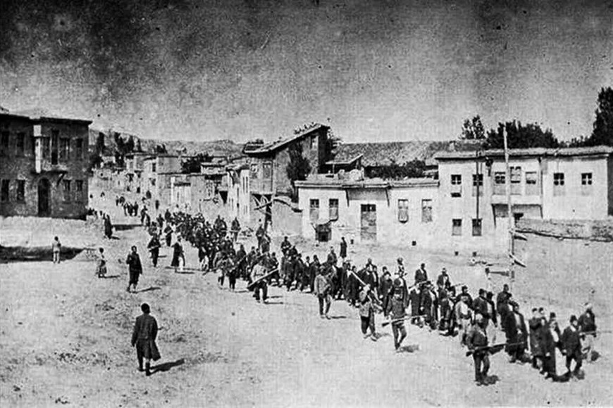ELLITORAL_372065 |  Gentileza Los armenios fueron obligados a salir de sus hogares hacia el desierto y sin posibilidad de regresar. Fotografía tomada por La Cruz Roja Americana, abril 1915.