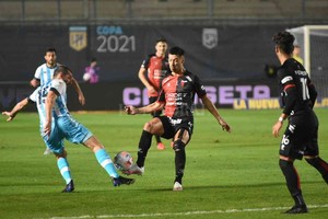 Pablo Aguirre Federico Lértora va a  calzar  en la final, mientras Ferreira y Garcés observan la jugada. Los tres están infectados por el virus y forman parte de la lista de nueve jugadores del campeón que se entrenan aparte.