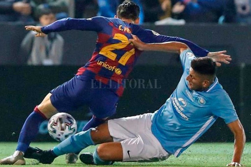 ELLITORAL_322403 |  El Litoral Grandes ligas: contra el  Barsa . Unión lo cedió al Ibiza de España en el ascenso y Mariano Gómez anduvo realmente muy bien, incluso contra el Barcelona en Copa del Rey. Lo fue mirando el Atlético de Madrid y ahora se lo compra para su equipo filial.