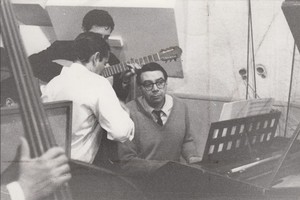 ELLITORAL_369154 |  Gentileza Ariel Ramírez en la grabación de  Misa Criolla , 1964. Patrimonio del Museo del Teatro Municipal.