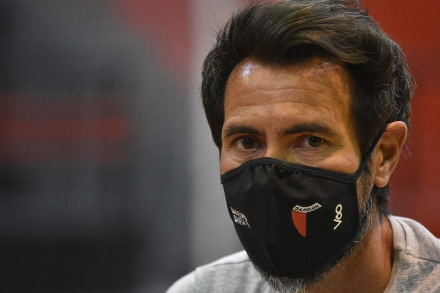 ELLITORAL_366757 | Manuel Fabatía. Barba y barbijo. Siempre fue muy estricto el entrenador jefe de Colón con las medidas sanitarias para gambetear el Covid.