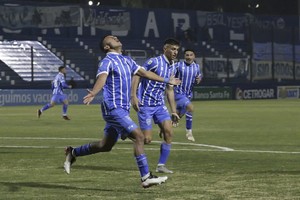 ELLITORAL_391308 |  NA NOTICIAS ARGENTINAS BAIRES, 
JULIO 19: Bruno Leyes festeja 
el primer gol de Godoy Cruz 
frente a Rosario Central. Foto 
NA: GODOY CRUZ
