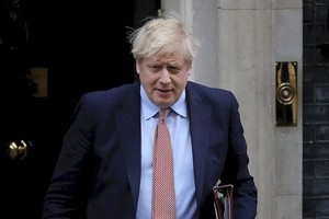 ELLITORAL_294336 |  Xinhua (200325) -- LONDRES, 25 marzo, 2020 (Xinhua) -- El primer ministro británico, Boris Johnson, sale del número 10 de la calle Downing para asistir a la sesión de Preguntas al Primer Ministro, en Londres, Reino Unido, el 25 de marzo de 2020. (Xinhua/Tim Ireland) (jg) (ce)