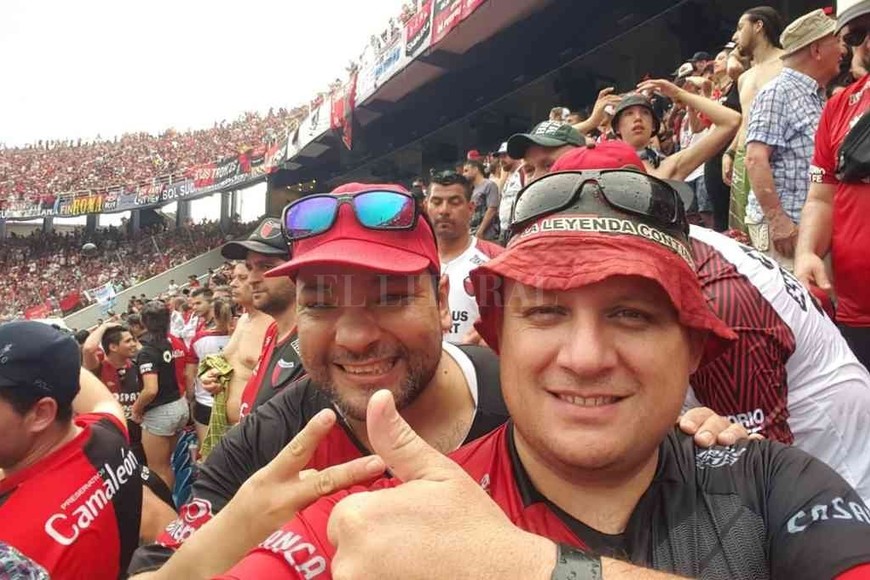 ELLITORAL_386126 |  Gentileza Aarón con su inseparable amigo Lucas, con quien viajó a todos lados para ver a su querido Colón. Una historia increíble, de las tantas que dejó la pandemia y el maldito Covid en Santa Fe.