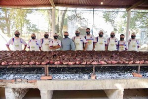 Prensa Club La Perla Miguel Fenoglio, presidente del club, en el centro y de camisa gris, acompañado por el resto de los trabajadores que hicieron posible que el público disfrutara de un exquisito plato de bondiola.