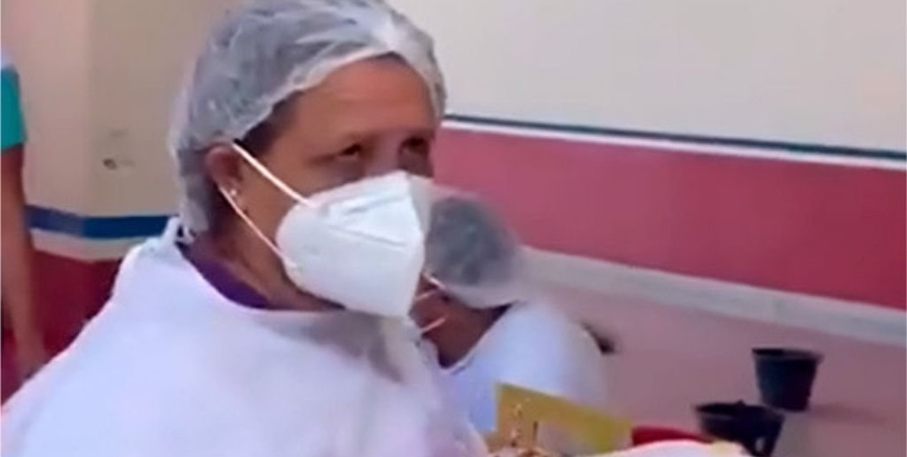 Video: una enfermera afirma que usa 10 veces la misma aguja para vacunar