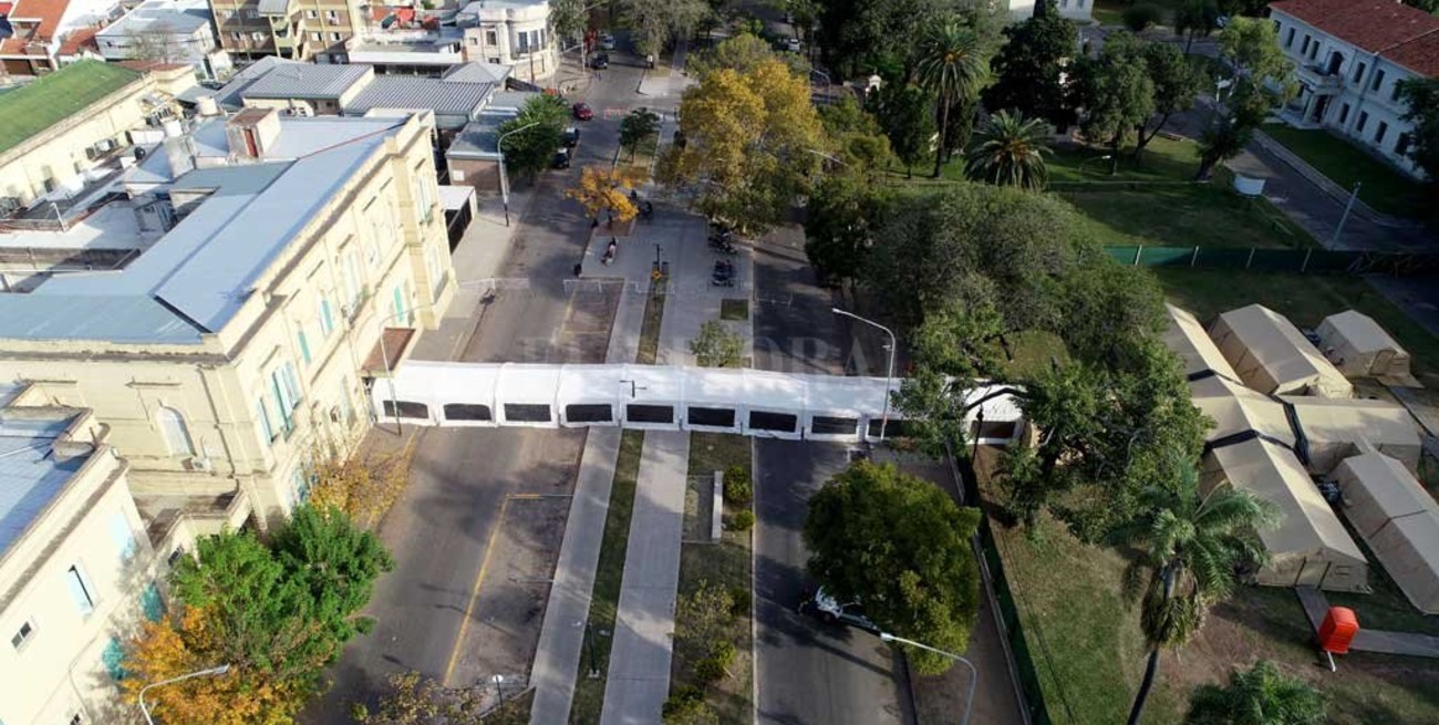 Quedan dos camas críticas en la ciudad de Santa Fe y comienza a funcionar el hospital militar