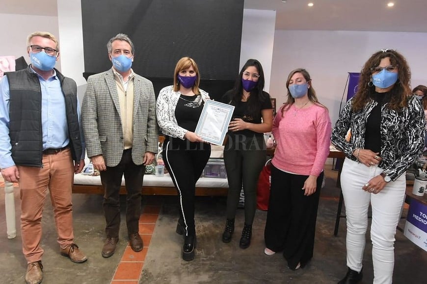 ELLITORAL_397180 |  Luis Cetraro Las creadoras del emprendimiento Amacapi Home recibieron un reconocimiento de la diputada Natalia Armas Belavi.