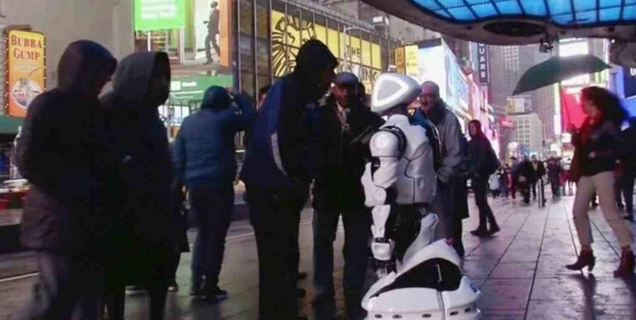 Un androide diagnostica el coronavirus en pleno Times Square de Nueva York