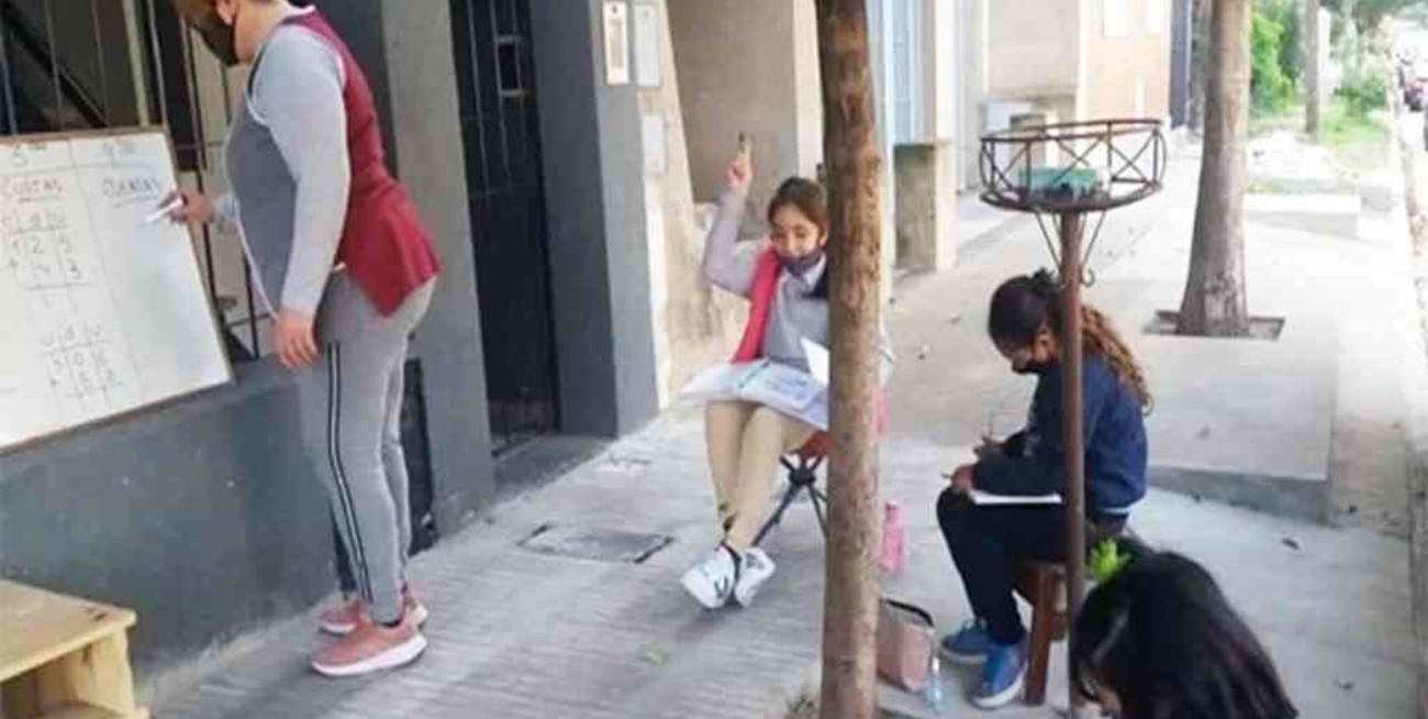 Rosario: una maestra sacó la pizarra a la vereda para darles clases a los chicos del barrio