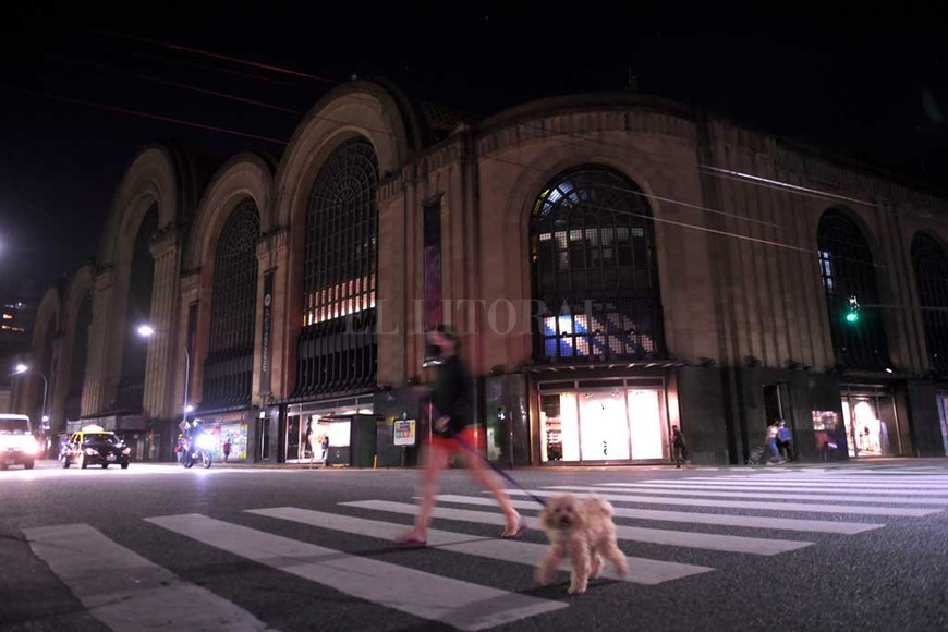 ELLITORAL_370507 |  Télam Los comercios también deben cerrar antes de las 20.