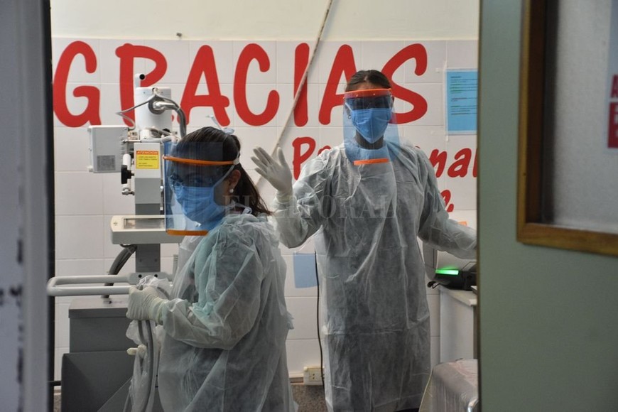 ELLITORAL_298865 |  Manuel Fabatia Gracias. Una sala de terapia intensiva del hospital José María Cullen y un mensaje a los trabajadores de la sanidad en esta pandemia.