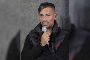 Pablo Aguirre De mal en peor. La semana pasada fue Francisco  Pancho  Ferraro; ahora es su hijo, Ariel Ferraro, que trabajó como PF en Colón. Las dos demandas, sólo de capital, suman 7 (siete) millones de pesos. Los Ferraro reclaman  salarios impagos y despido en pandemia .