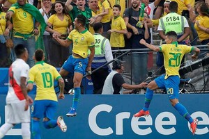 ELLITORAL_387898 |  Archivo En 2019. Casemiro, Everton y Firmino festejan uno de los goles con los cuales Brasil derrotó a Perú 3-1 en la final de la última edición de la Copa América. Hoy a las 20 vuelven a enfrentarse en una de las semifinales del torneo.