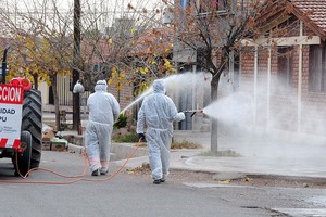 Mendoza: Un operativo de desinfección se realizó esta mañana en el barrio donde se había desarrollado una fiesta prohibida que desencadenó un rebrote de 10 contagiados de coronavirus, en el que se inspeccionaron todos los domicilios en búsqueda de personas con síntomas de la enfermedad para tratarlos y frenar el avance de la Covid-19.

 Foto: Alfredo Ponce/Télam/cgl 17062020