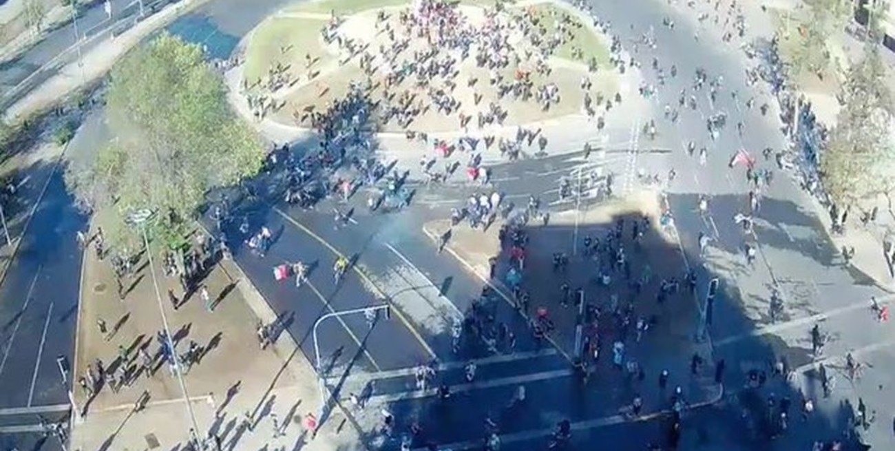 Manifestantes chilenos expulsan a carabineros de la Plaza Baquedano 
