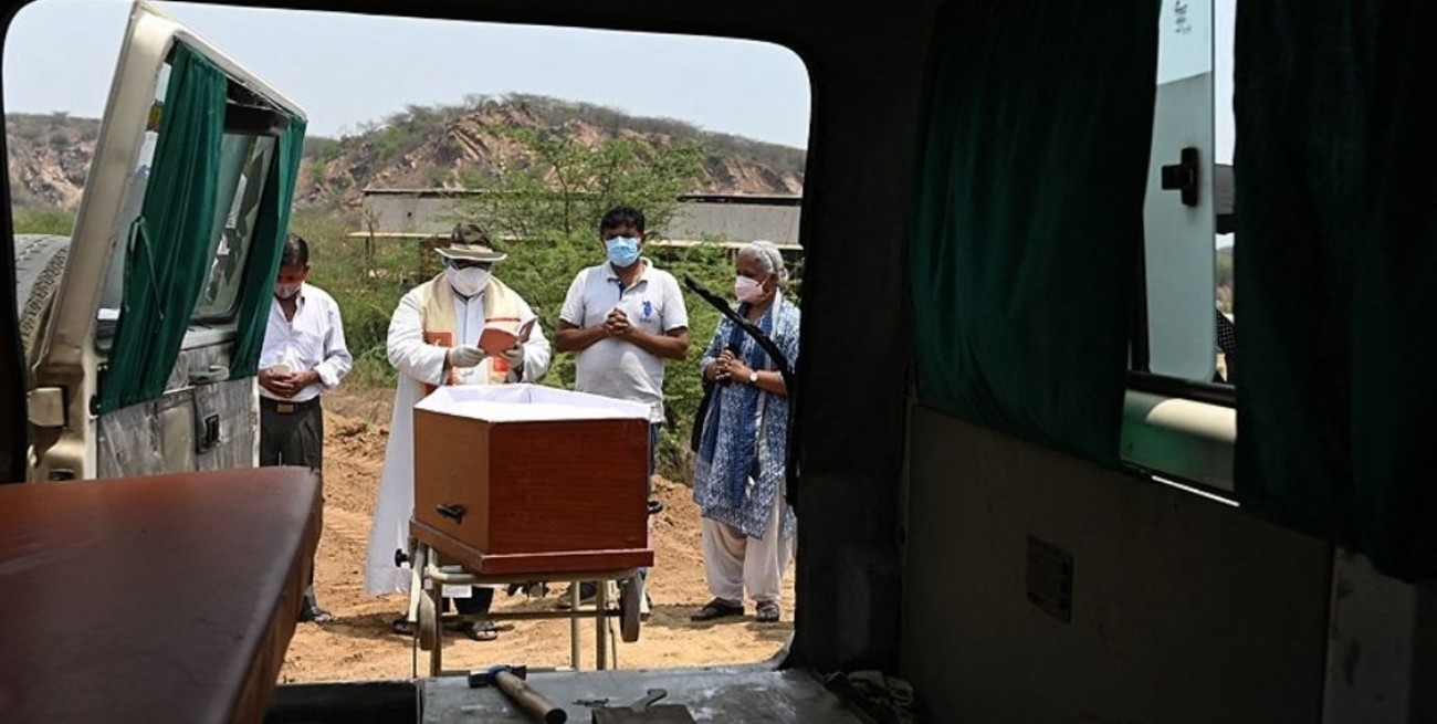 India reportó más de 4.000 muertes diarias por coronavirus