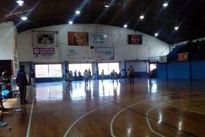 Gentileza. Histórico gimnasio. En el mismo lugar donde Banco ?también jugaron Colón y Unión por federativos y Liga? protagonizó grandes batallas anaranjadas , hoy los bajitos despuntan el vicio.