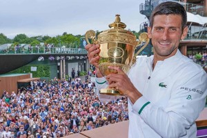 ELLITORAL_389916 |  Gentileza ATP Tour Novak Djokovic muestra orgulloso su sexto trofeo de Wimbledon.
