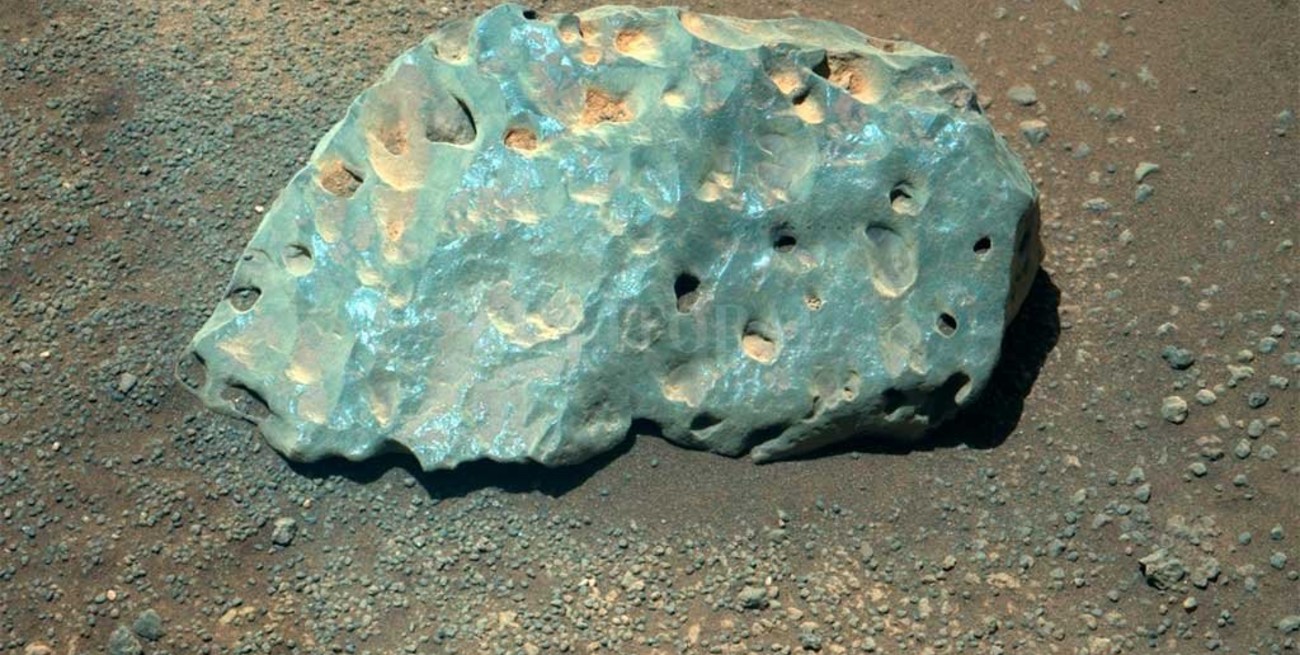 La NASA investiga una misteriosa piedra azul hallada  en Marte