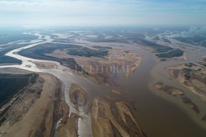 Fernando Nicola Desembocadura. Sobre la margen oeste desemboca Los Saladillos en la Setúbal, mientras que al este desemboca el Leyes, por los  bulevares .