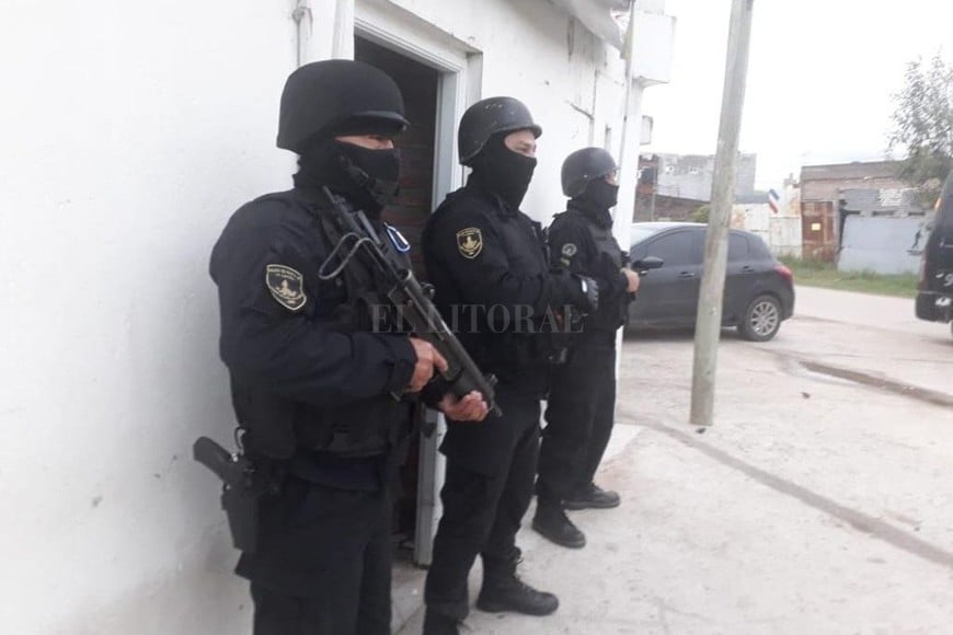 ELLITORAL_369471 |  El Litoral Un momento del allanamiento realizado en Villa del Parque.