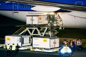 ELLITORAL_384287 | Xinhua (210214) -- CALLAO, 14 febrero, 2021 (Xinhua) -- Imagen del 13 de febrero de 2021, cedida por la Presidencia del Consejo de Ministros de Perú, de trabajadores trasladando el segundo lote de la vacuna del laboratorio chino Sinopharm contra la enfermedad del nuevo coronavirus (COVID-19), en el Aeropuerto Internacional Jorge Chávez, en Callao, Perú. Perú recibió el sábado el segundo lote de vacunas de la farmacéutica china Sinopharm, con el cual el Gobierno proyecta seguir avanzando en la primera etapa del proceso de vacunación contra la COVID-19 que arrancó el pasado martes en el país andino. (Xinhua/Presidencia del Consejo de Ministros de Perú) (mb) (ra) (da) (ce)