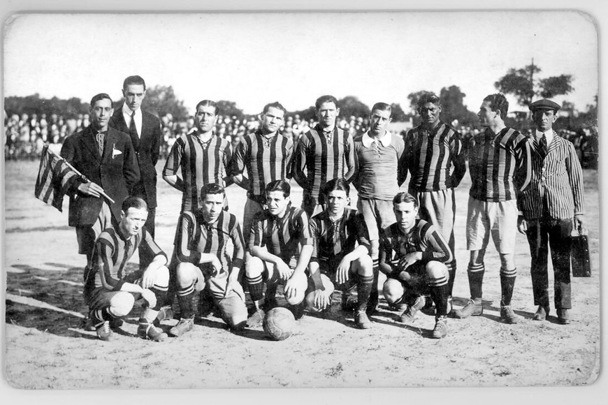 ELLITORAL_375822 |  Archivo El Litoral Colón (1920) en la cancha de sobre calle Zavalla.