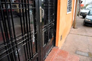 ELLITORAL_402326 |  Marcelo Manera La puerta de la casa atacada a tiros.
