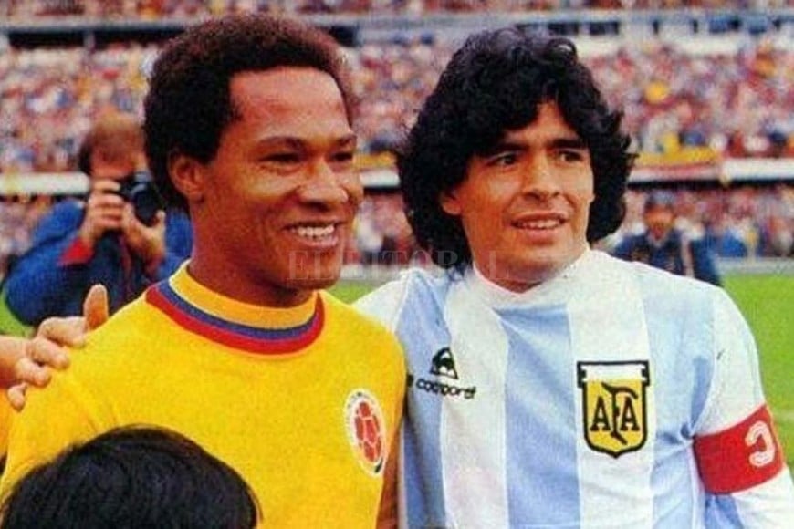 ELLITORAL_321117 |  Archivo El Litoral Willington Ortiz, varios años después de aquél partido, posando junto a Diego Maradona. Cuando enfrentó a Unión, el famoso crack colombiano tenía 23 años.