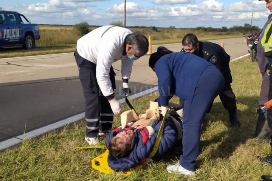 ELLITORAL_382445 |  El Litoral El momento en que es asistido el subinspector de policía que se accidentó en San Javier.