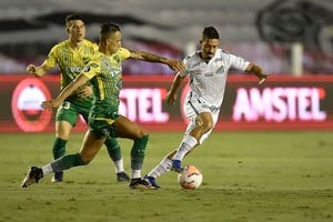 ELLITORAL_332499 |  Mauro Horita Telam, Brasil, 20 de octubre de 2020: Brasil: Defensa y Justicia iguala sin goles ante Santos en Brasil, al término del primer tiempo, por la sexta y última fecha del Grupo G de la Copa Libertadores, en busca de los octavos de final, en el estadio Vila Belmiro . 
Foto: Staff Images / CONMEBOL/cf/Telam