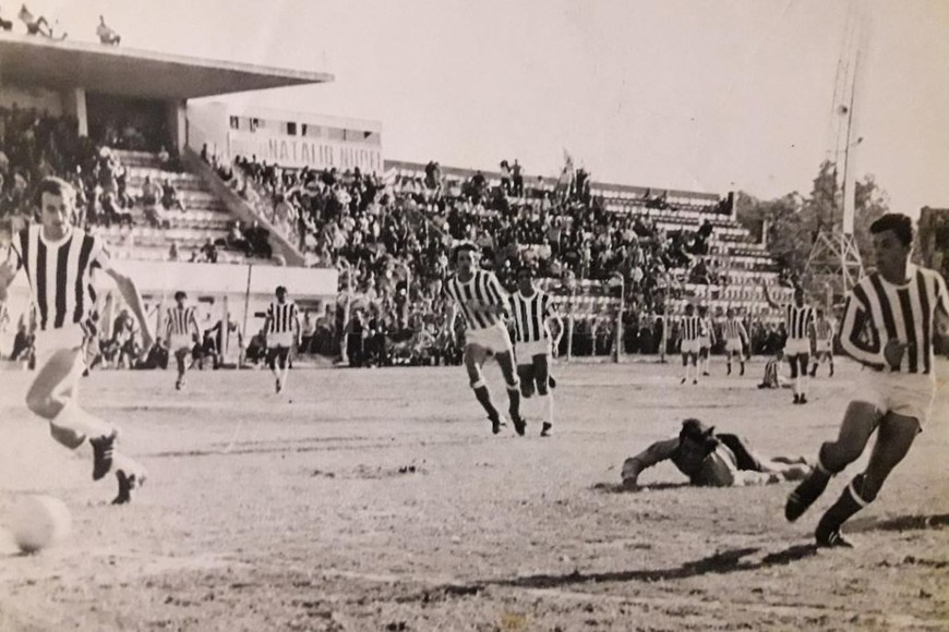 ELLITORAL_343769 |  El Litoral El gol de  Pachín  Bonaveri contra Gimnasia de Mendoza en el partido de ida por un lugar al Nacional de 1972. Unión ganó 4 a 2 ese partido, pero perdió 3 a 0 en la revancha y fueron los mendocinos.