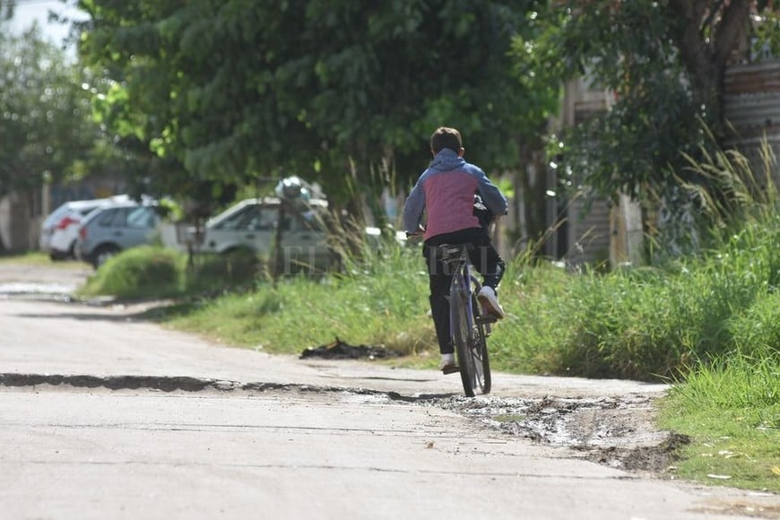 ELLITORAL_286892 |  Mauricio Garín Entorno. Mejoramiento de calles y eliminación de las cunetas a cielo abierto integran la lista de mejoras que piden en el barrio.