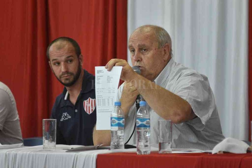 ELLITORAL_354465 |  Pablo Aguirre Luis Spahn muestra el movimiento de fondos a la cuenta de Astori por algo más de 53 millones de pesos a cuenta de la terminación de la bandeja sur.