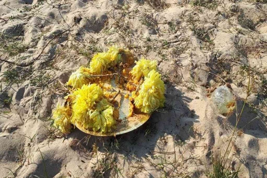 ELLITORAL_391925 |  Guillermo Di Salvatore En la zona de El Espigón se han encontrado muñecos hechos con trapos y  ofrendas  florales.