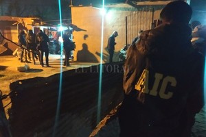 ELLITORAL_397370 |  El Litoral Los investigadores tratan de determinar qué fue lo que ocurrió dentro de una vivienda de calle Larrea, casi Roque Sáenz Peña, donde un hombre murió baleado.