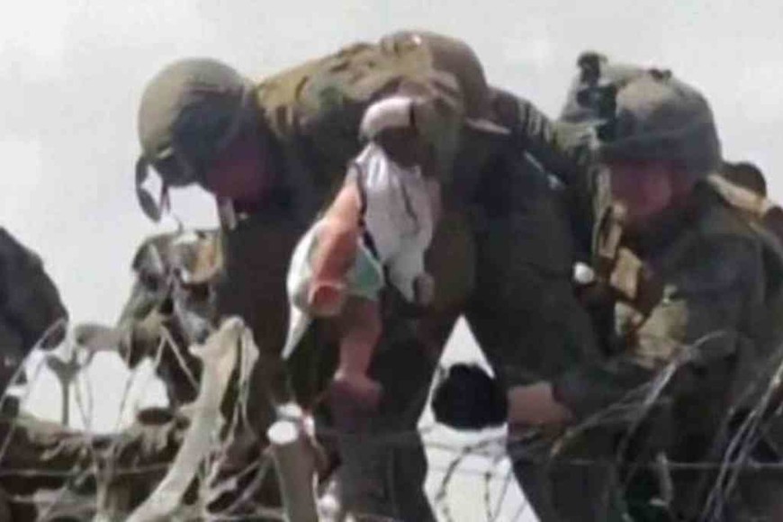 ELLITORAL_398518 |  Captura de video Así escapó de los talibanes un bebé afgano en el aeropuerto de Kabul.