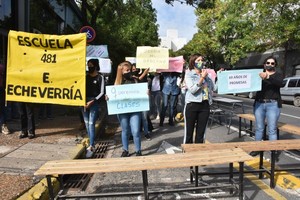 ELLITORAL_371962 |  Guillermo Di Salvatore Una de las tantas manifestaciones de alumnos, autoridades y padres de la Escuela Esteban Echeverría.