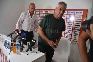 ELLITORAL_376696 |  Guillermo Di Salvatore La última imagen de Madelón, en Unión y como entrenador. Fue el 12 de marzo del año pasado, el día que oficializó públicamente su renuncia cuando había terminado la Superliga y se iniciaba la Copa de la Superliga que tuvo apenas un partido de vida, pues enseguida se inició la pandemia. A partir de allí inició un año sin trabajo en las canchas, que culmina ahora pues arregló con Platense.