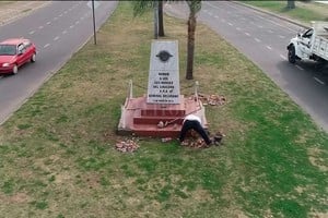 ELLITORAL_321012 |  Fernando Nicola (Drone) Por sus propios medios, Arteriza realiza las tareas de refacción en el monumento a los caídos.