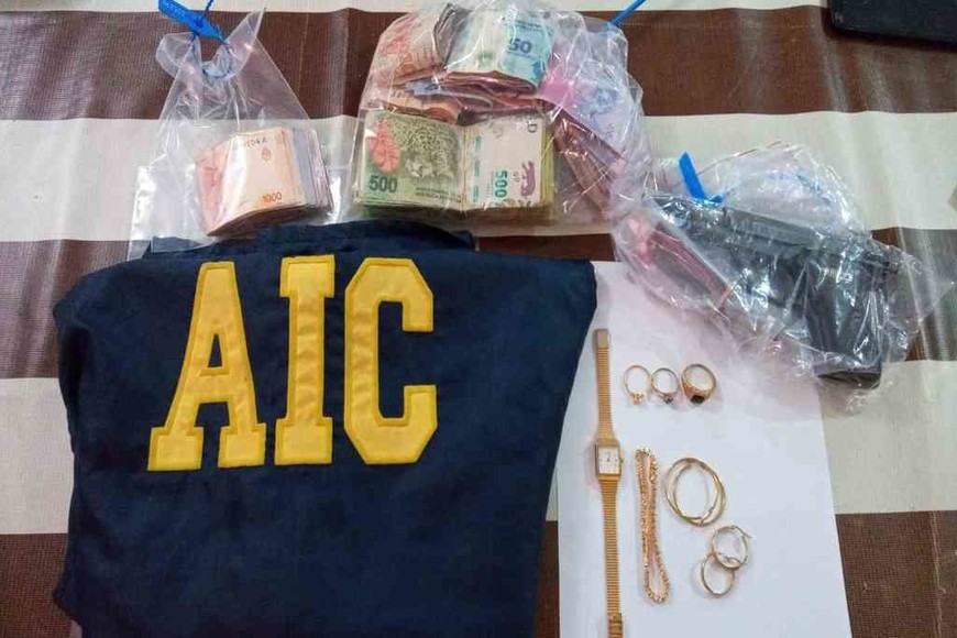 ELLITORAL_369302 |  Gentileza AIC Se secuestró una suma de dinero cercana al millón de pesos, estupefacientes, armas y joyas.